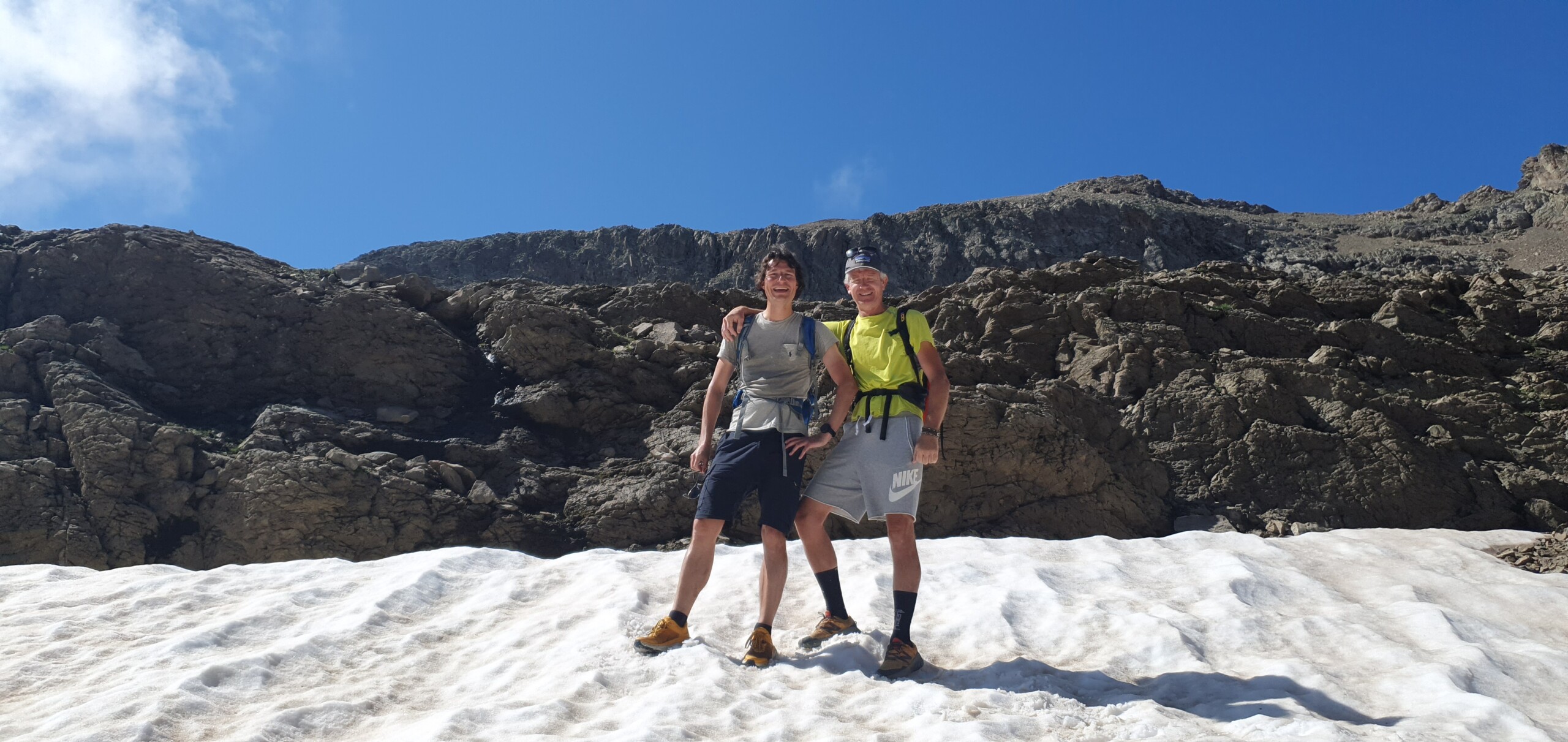 Randonneurs sur la neige en été